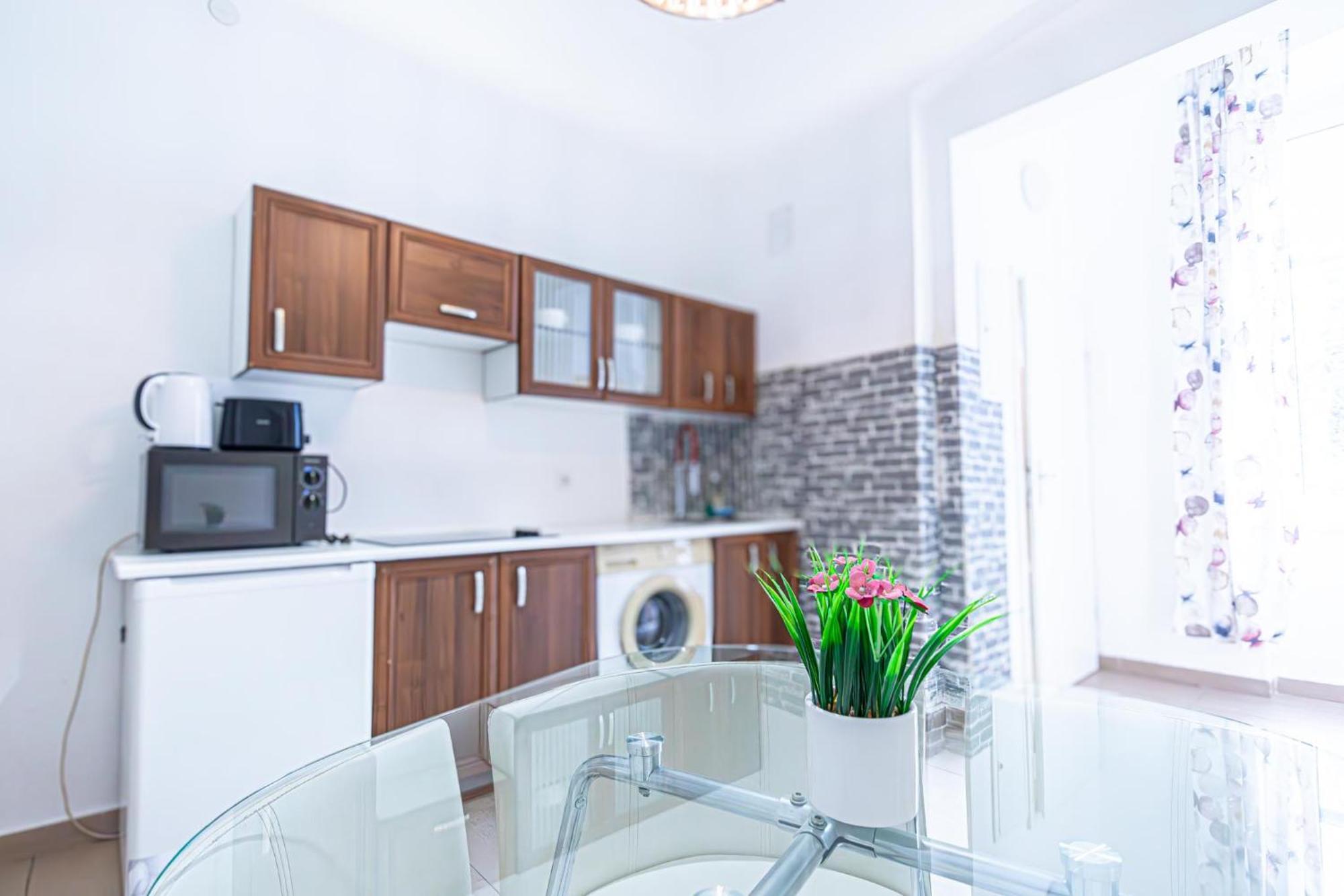 Simple Apt W Full Kitchen Wiener Stadthalle Viena Exterior foto