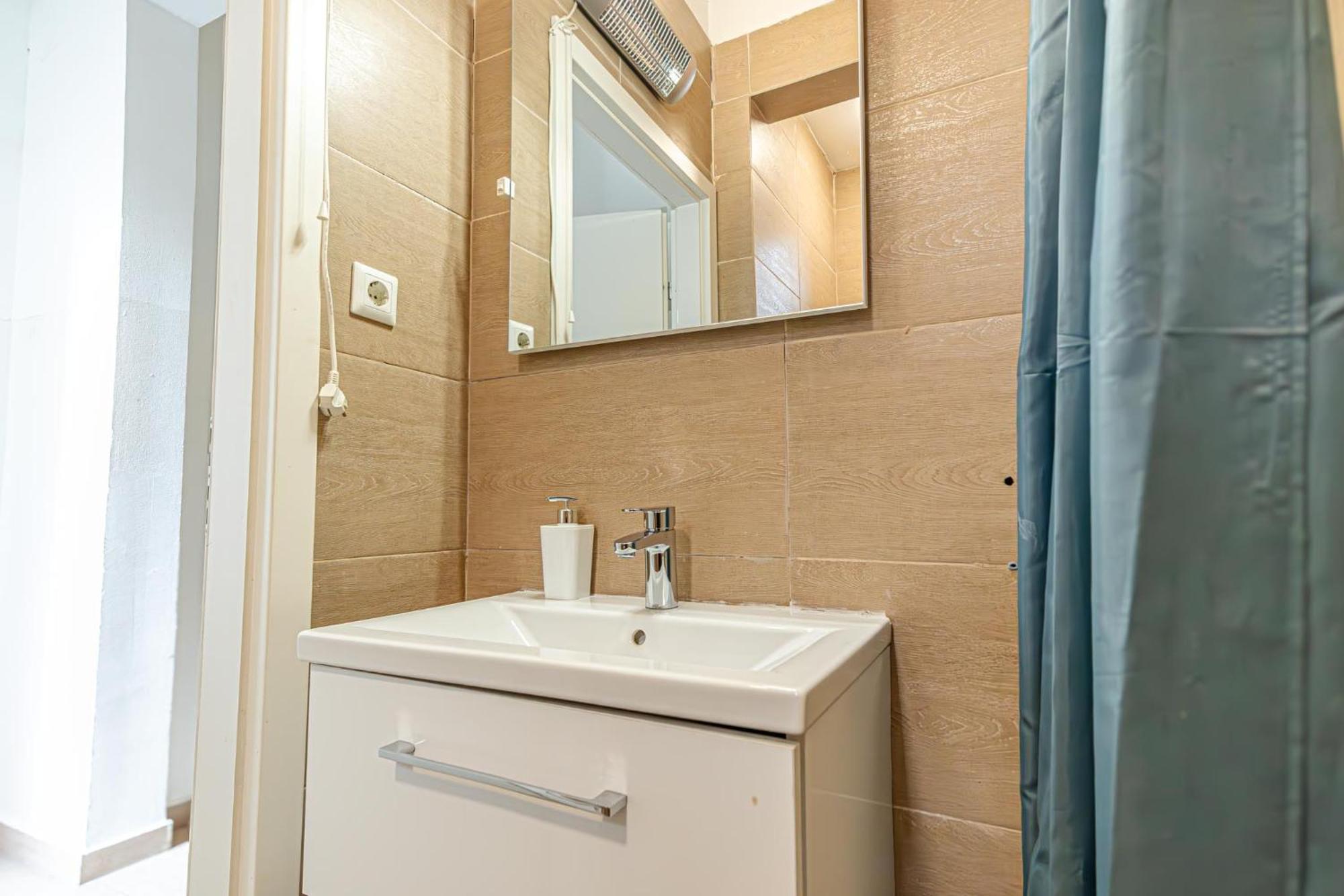 Simple Apt W Full Kitchen Wiener Stadthalle Viena Exterior foto
